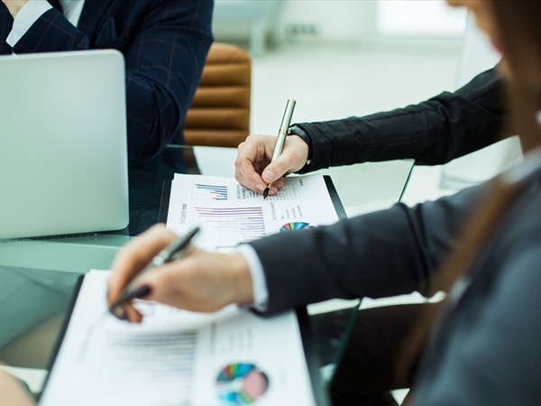 財(cái)務(wù)總監(jiān)古小姐帶領(lǐng)團(tuán)隊(duì)厲行節(jié)約，控制成本